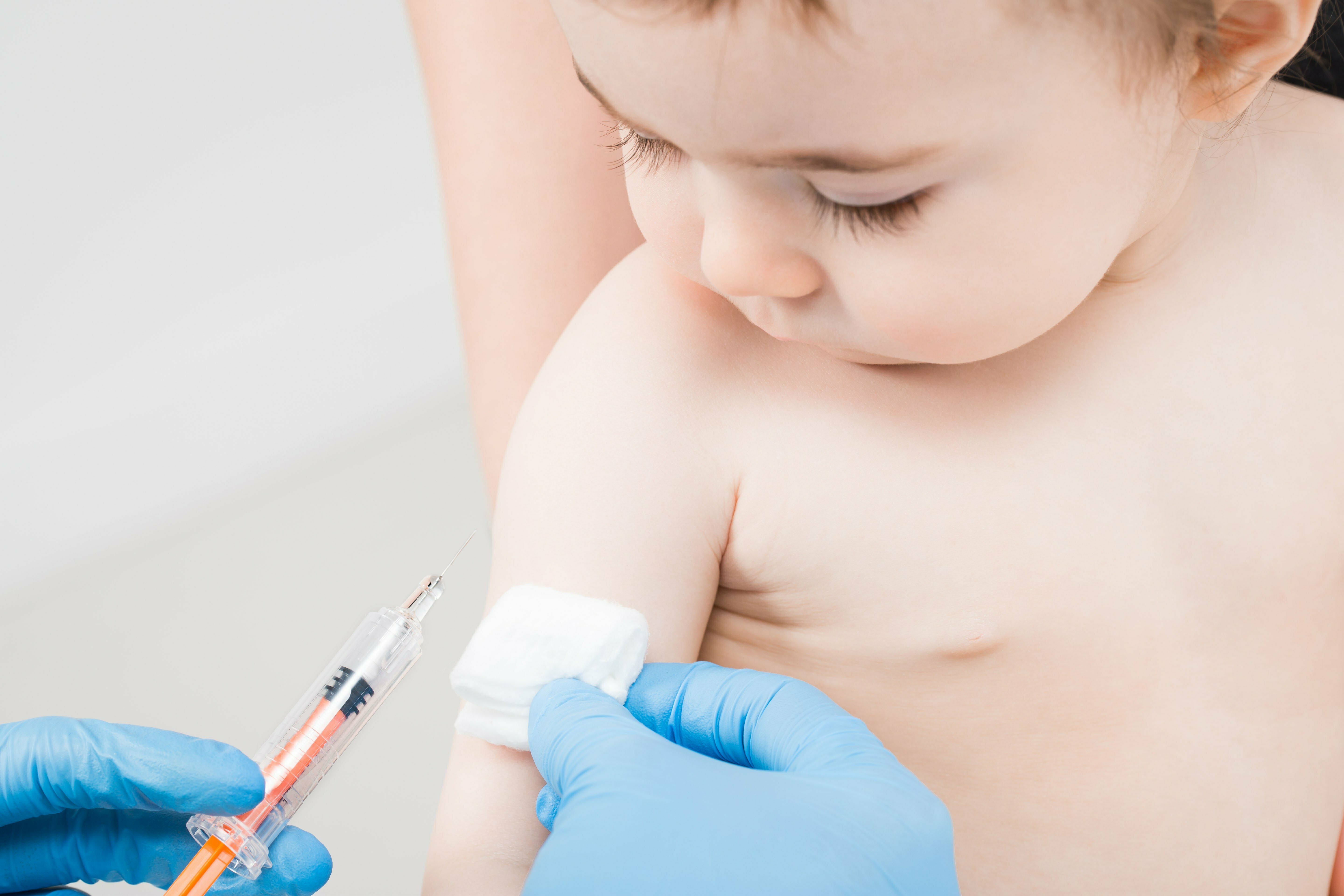 Здоровье вакцина. Вакцина детям. Прививки детям. Вакцинация новорожденных. Вакцинопрофилактика у детей.
